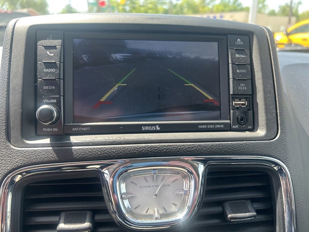 Used 2016 Chrysler Town & Country Touring FWD image 18