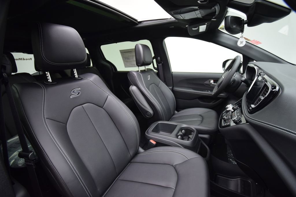 New 2026 Chrysler Pacifica Select w/ S Appearance Package FWD image 17