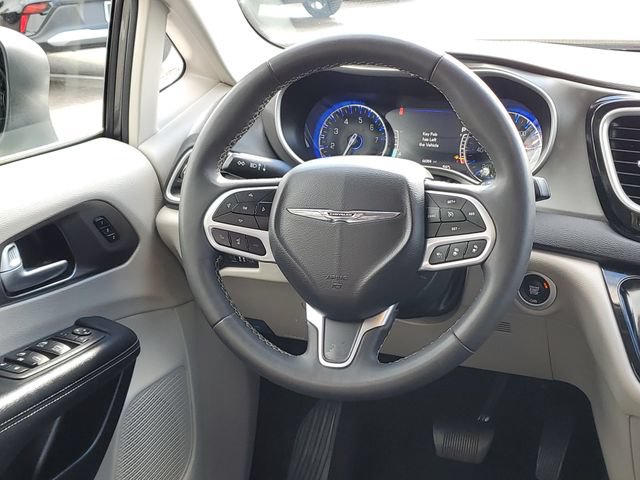 Used 2023 Chrysler Pacifica Touring-L FWD image 31