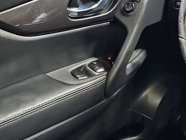 Used 2018 Nissan Rogue SV image 22