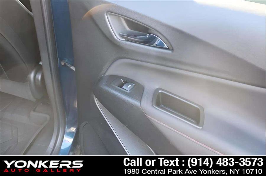 Used 2022 Chevrolet Equinox RS w/ Infotainment Package image 32