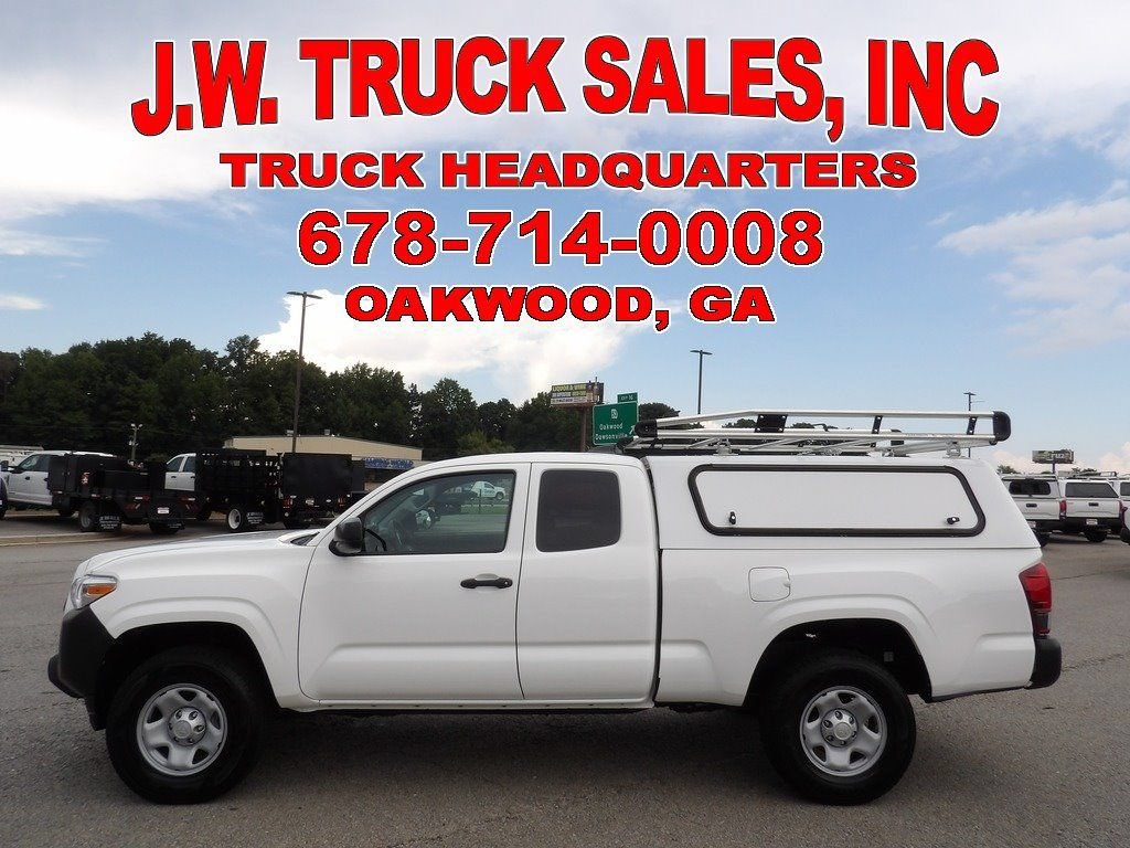 Used 2023 Toyota Tacoma SR RWD image 2