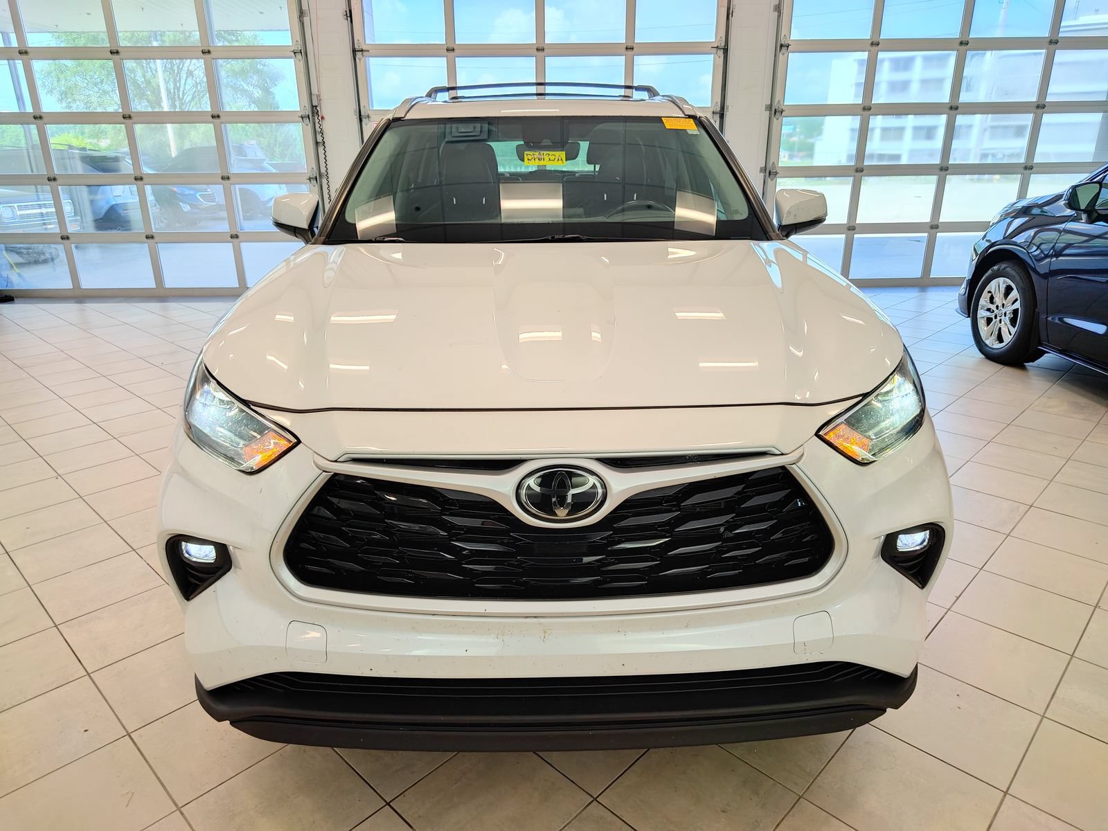 Used 2022 Toyota Highlander XLE AWD/4WD image 7