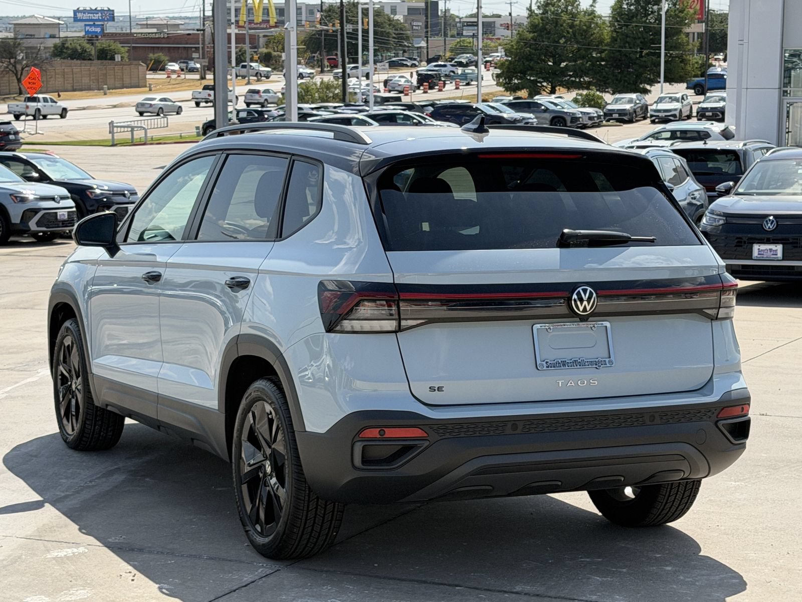 New 2026 Volkswagen Taos SE FWD image 6
