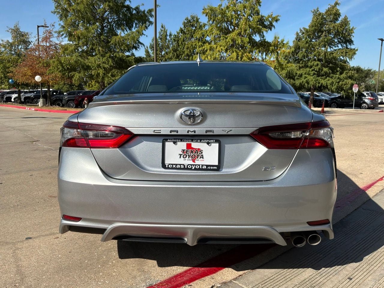 Used 2023 Toyota Camry SE FWD image 7
