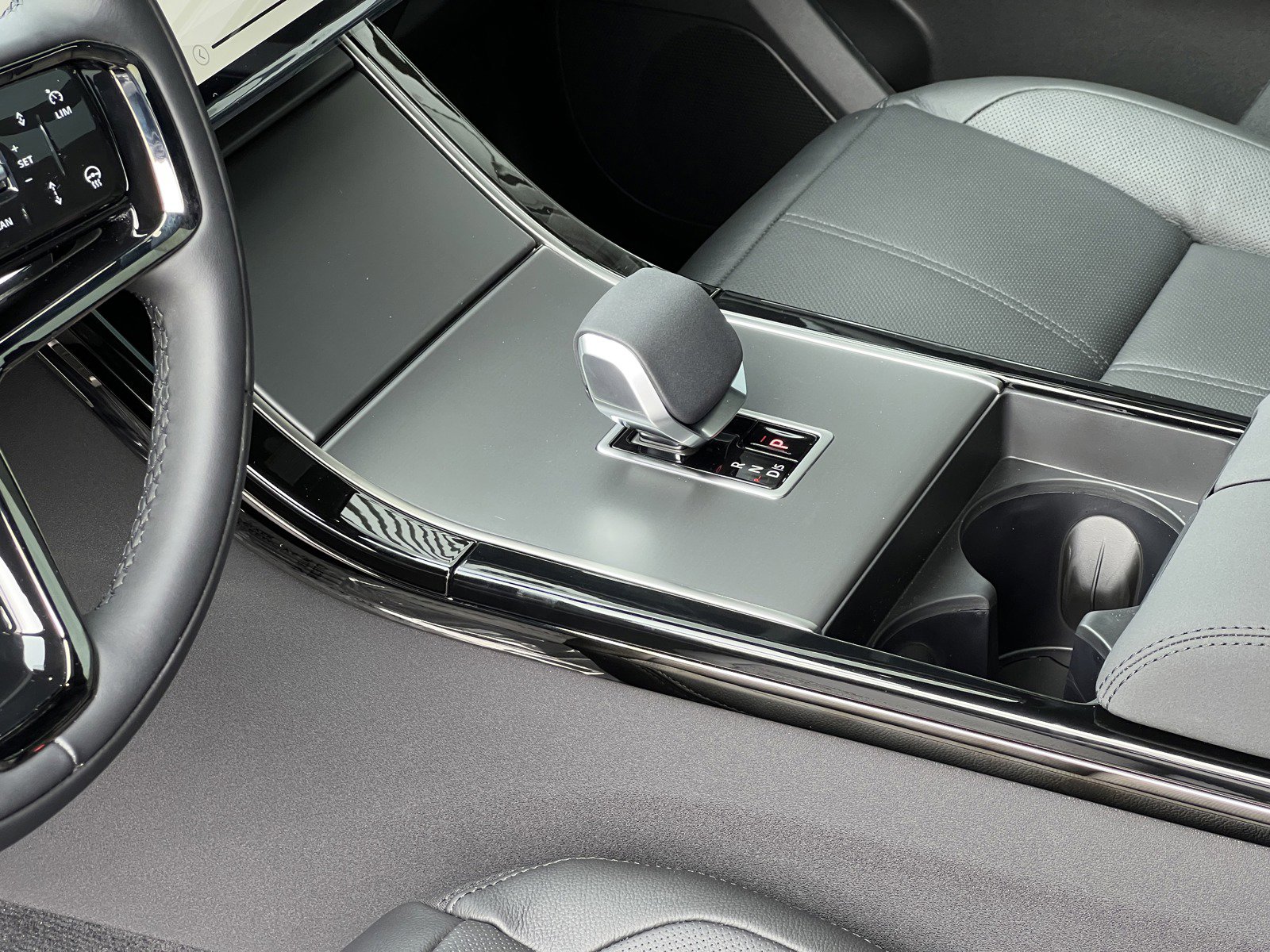 New 2025 Land Rover Range Rover Velar Dynamic SE image 21