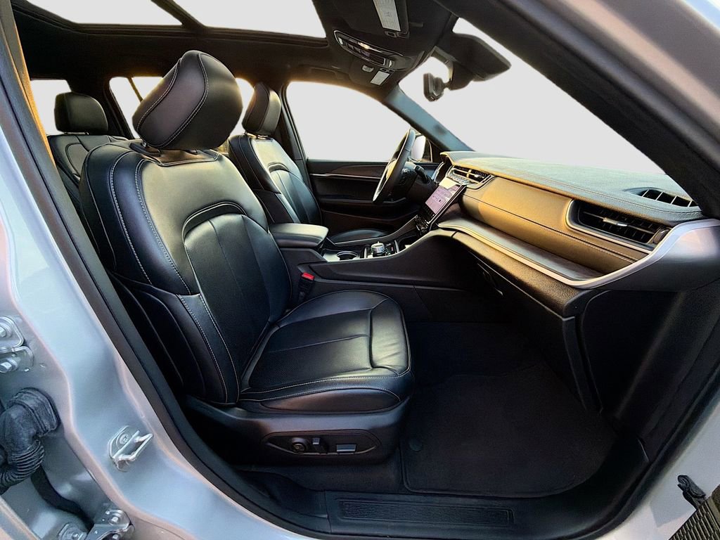 Used 2024 Jeep Grand Cherokee L Limited w/ Luxury Tech Group II AWD/4WD image 15