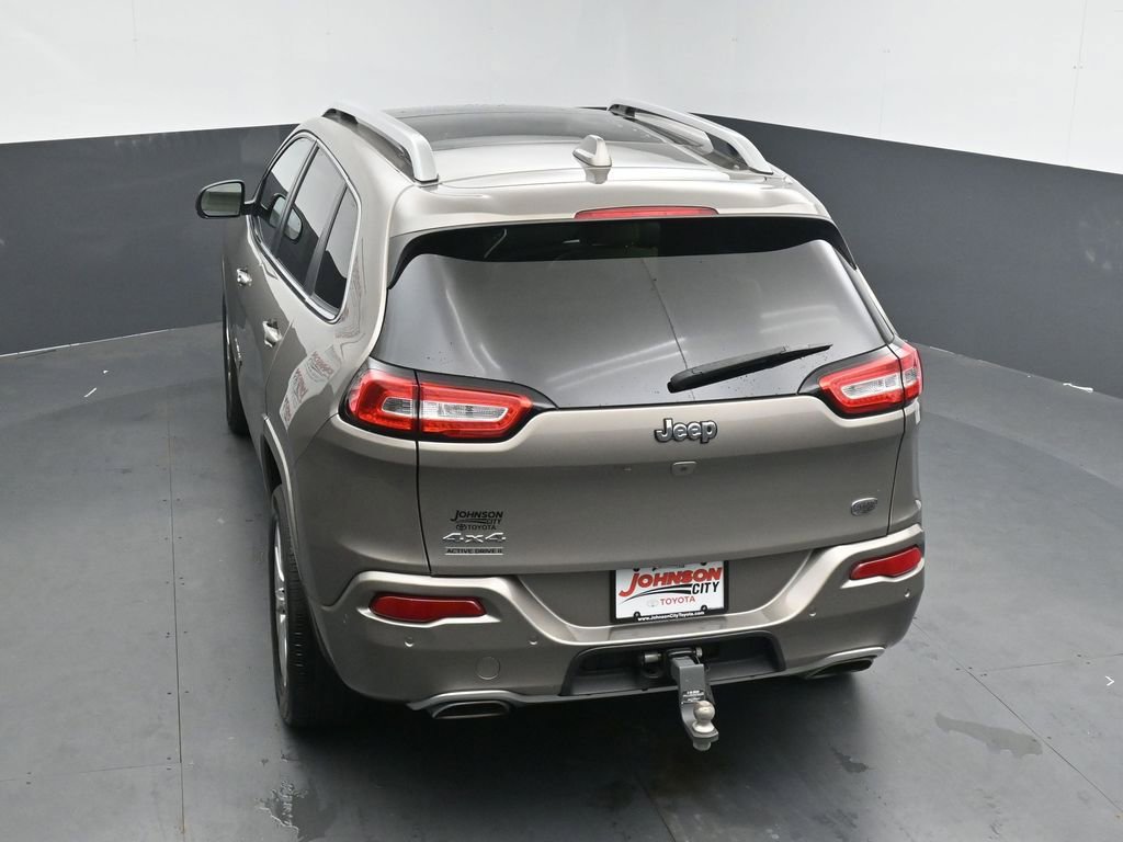 Used 2017 Jeep Cherokee Overland w/ Technology Group AWD/4WD image 30