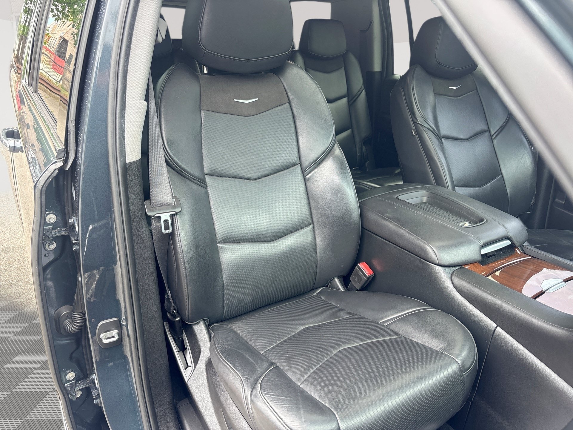 Used 2019 Cadillac Escalade ESV Luxury AWD/4WD image 28