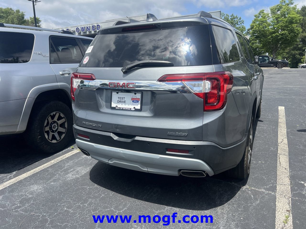 Used 2020 GMC Acadia SLT FWD image 3