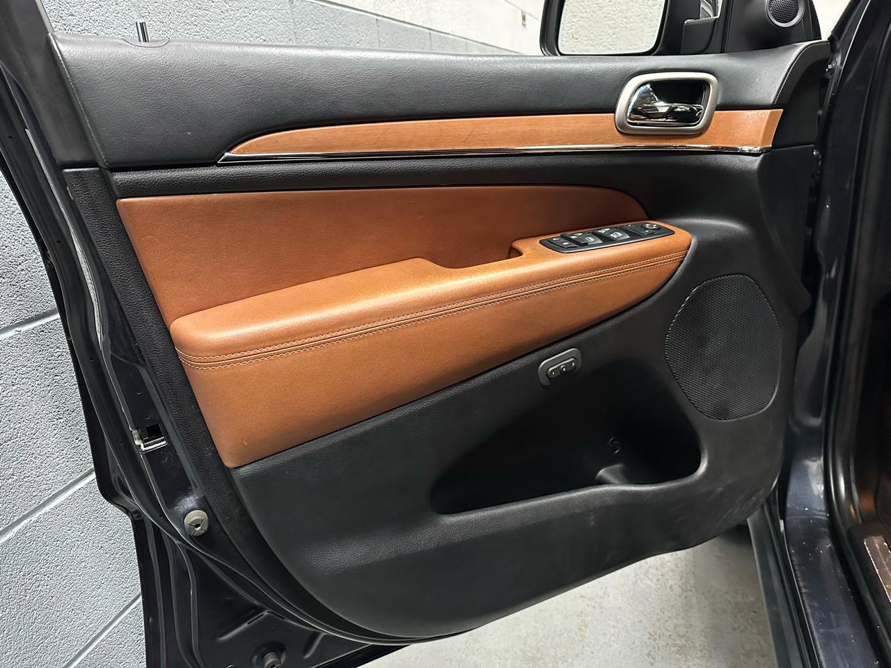 Used 2013 Jeep Grand Cherokee Overland w/ Advance Technology Group image 15