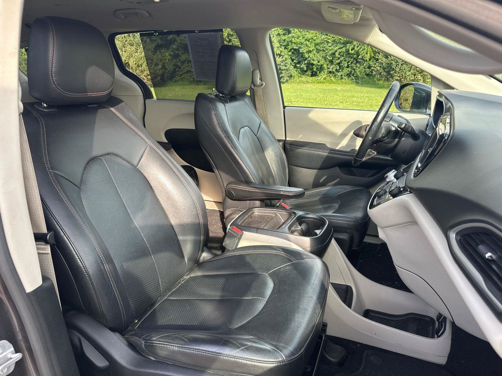 Used 2019 Chrysler Pacifica Touring-L FWD image 20