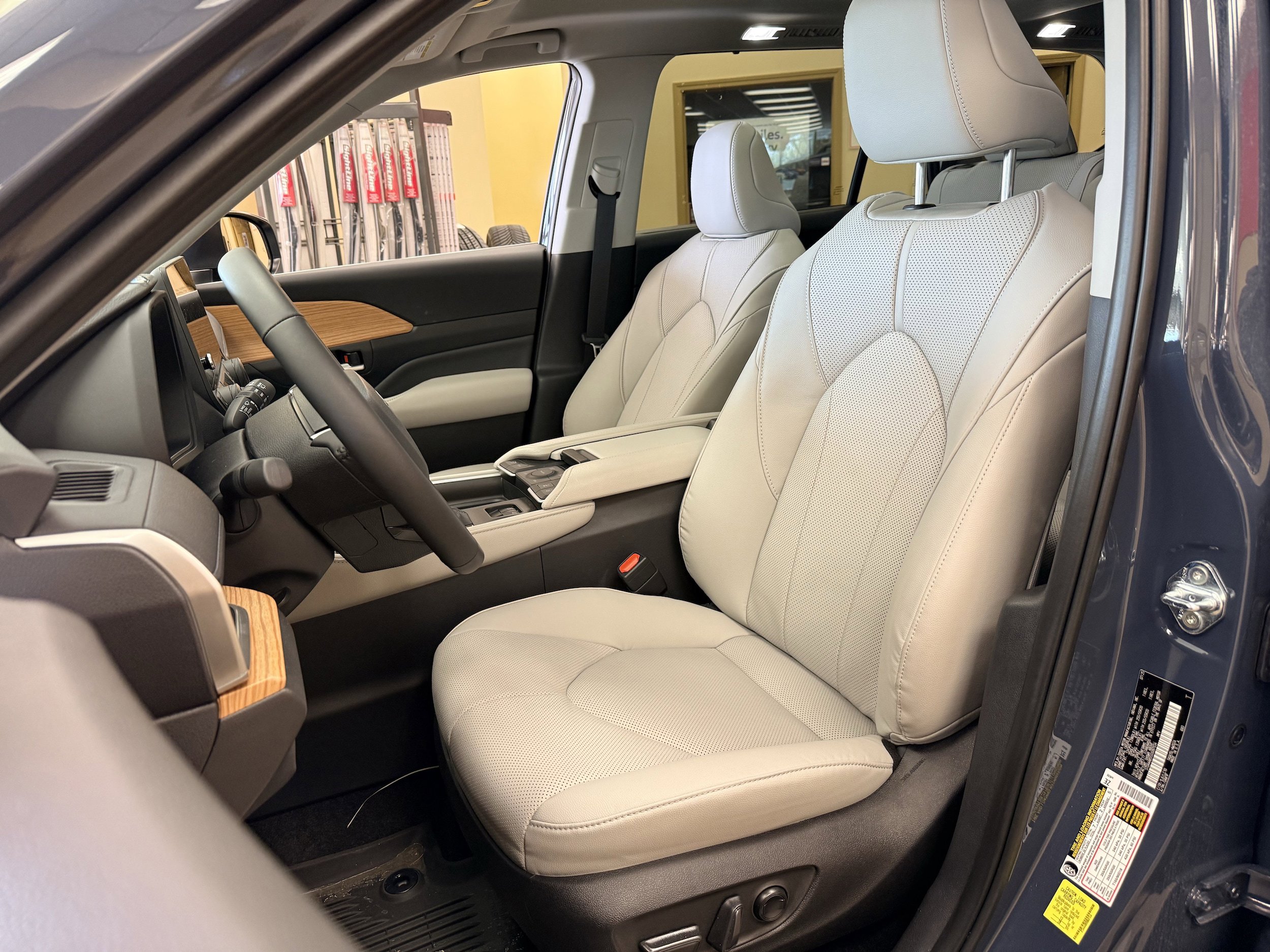 Used 2025 Toyota Grand Highlander AWD image 7