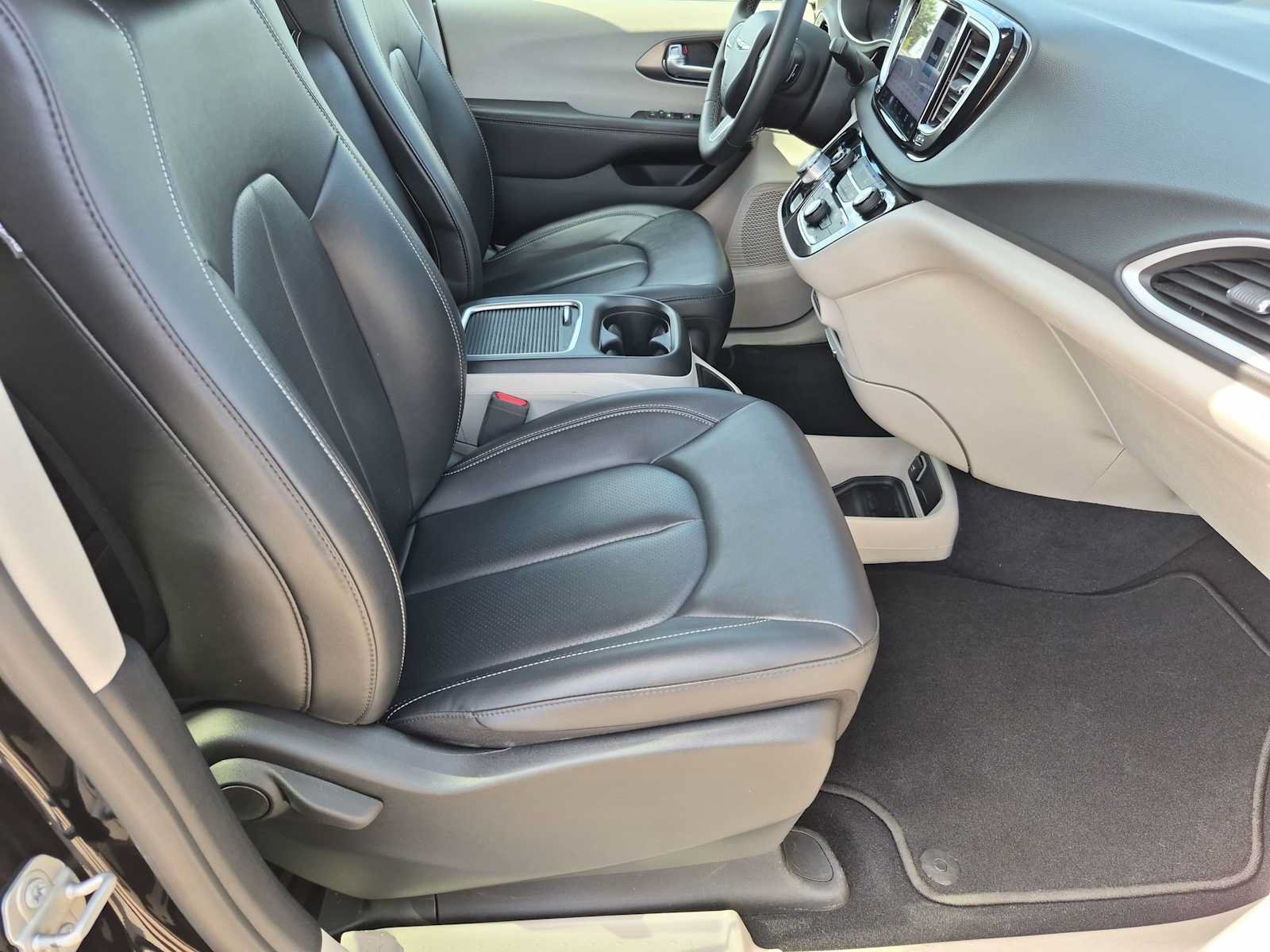 Used 2024 Chrysler Pacifica Touring-L FWD image 21