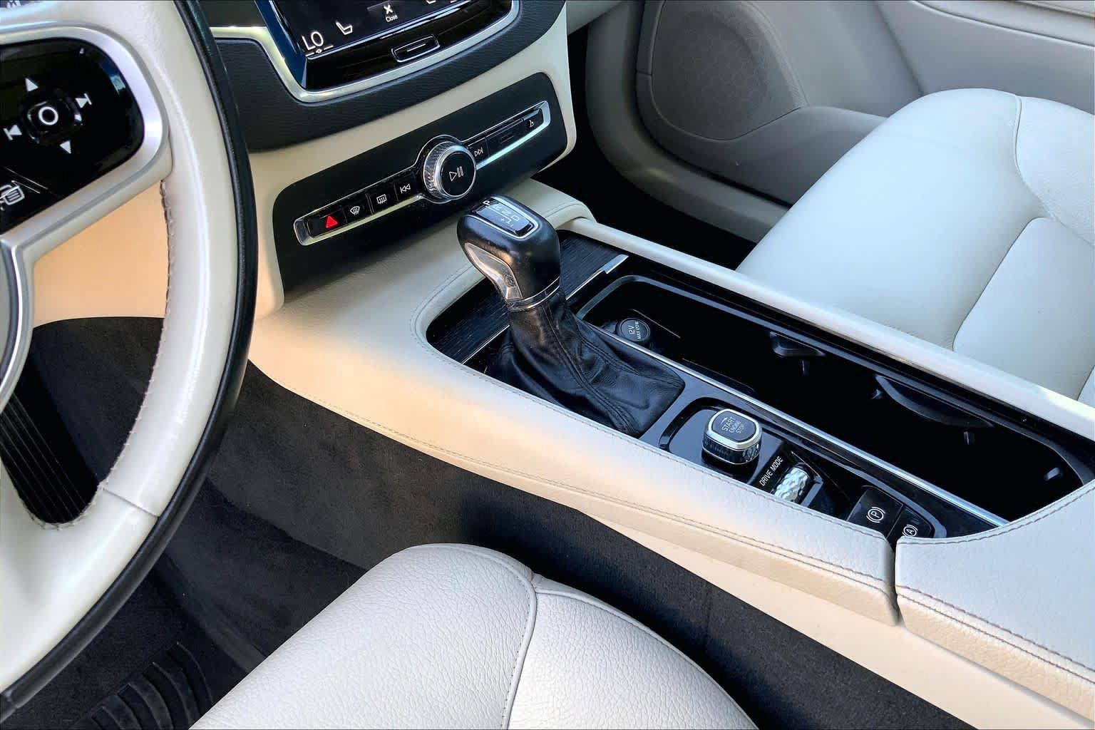 Used 2020 Volvo XC90 T5 Momentum w/ Protection Package Premier FWD image 17