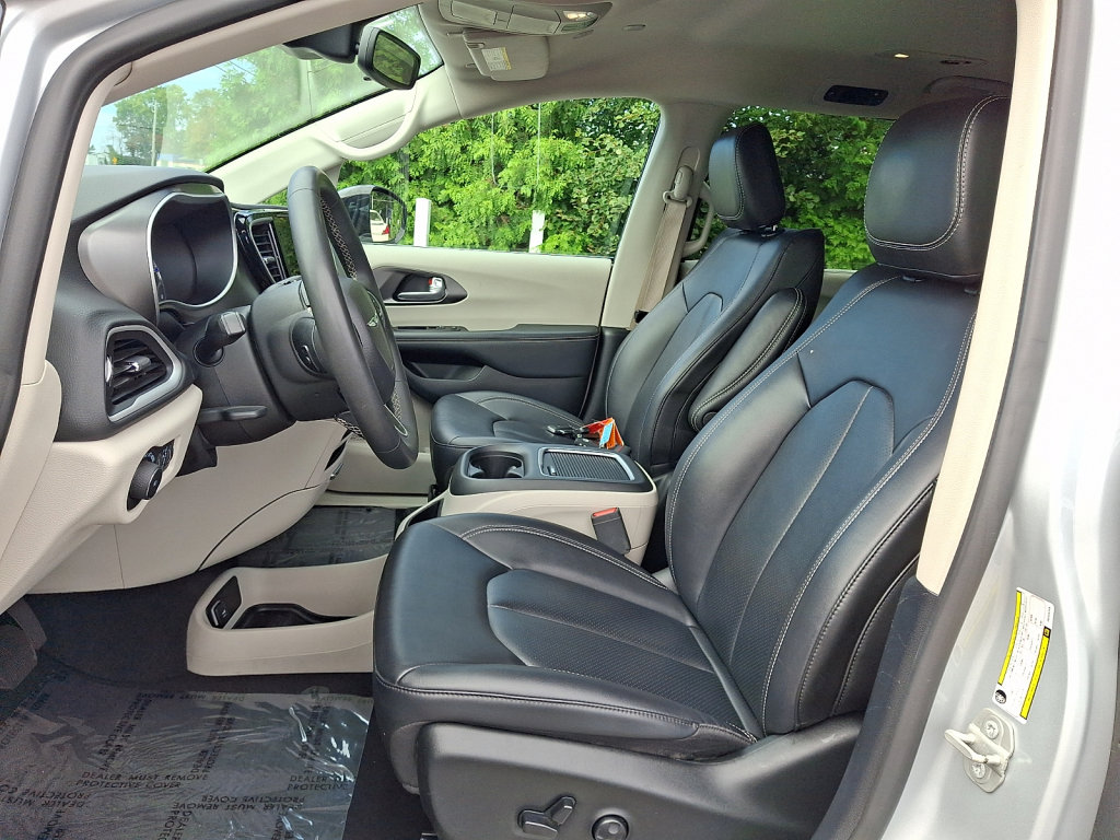 Used 2024 Chrysler Pacifica Touring-L FWD image 24