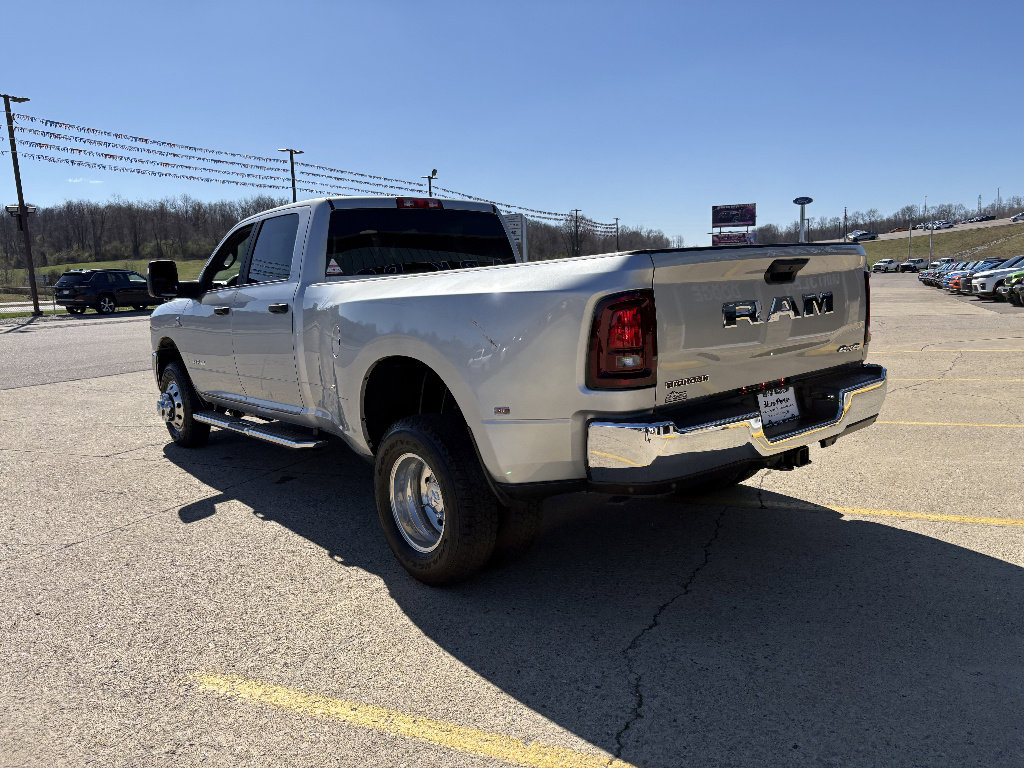 New 2026 RAM 3500 Big Horn AWD/4WD image 3