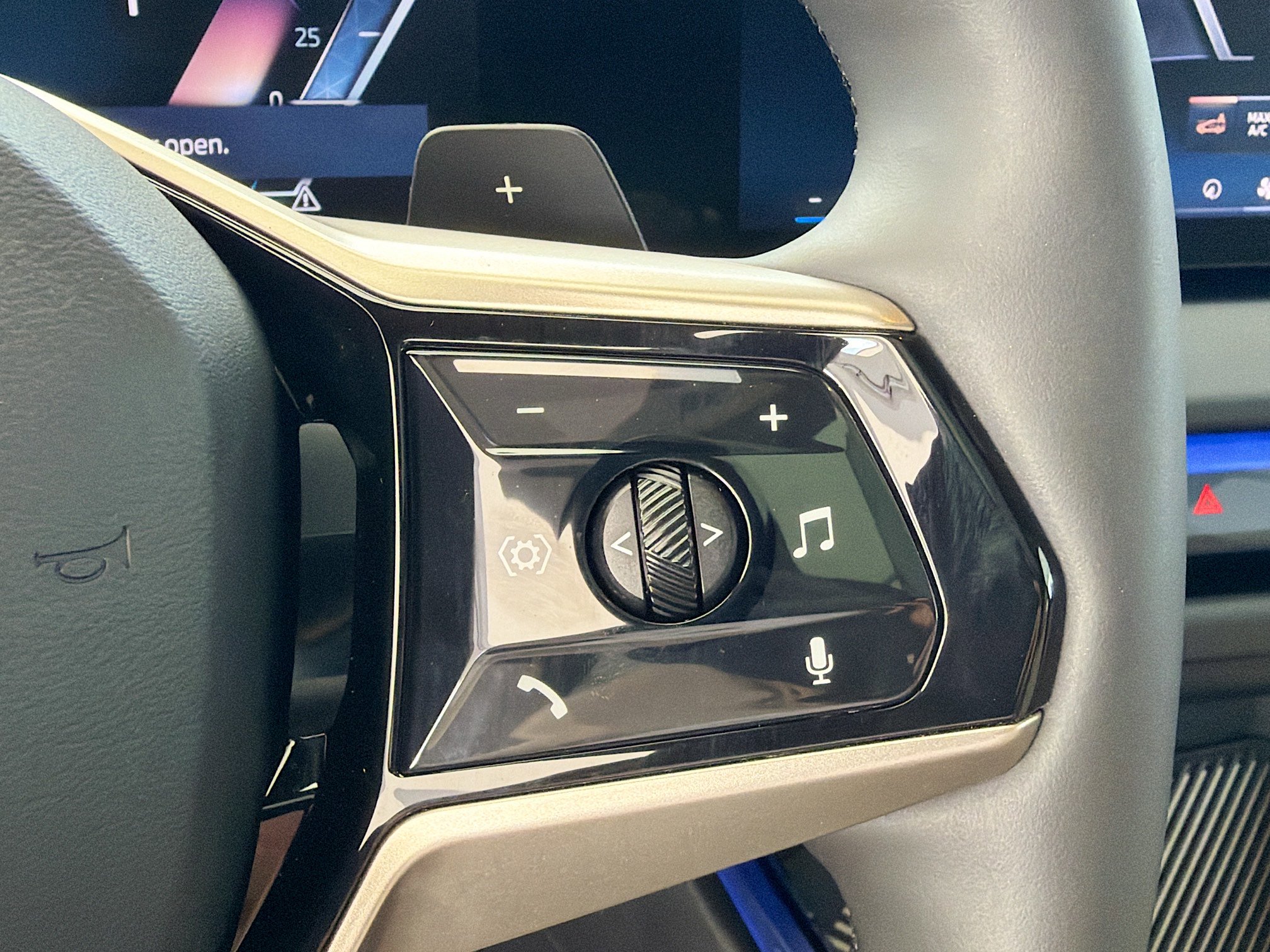 Used 2025 BMW X3 xDrive30i w/ Premium Package image 38