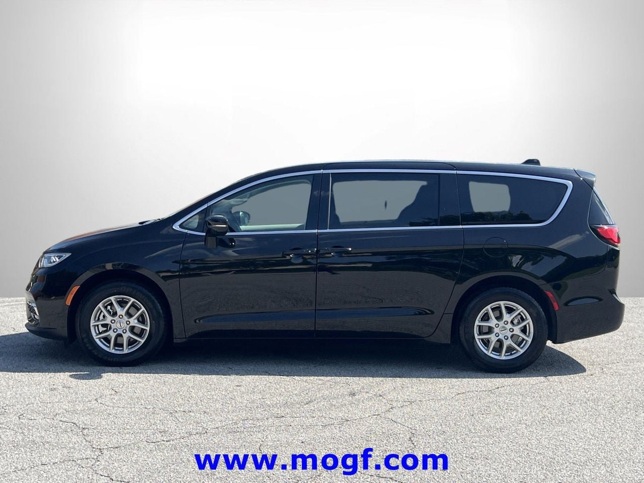Used 2024 Chrysler Pacifica Touring-L FWD image 26