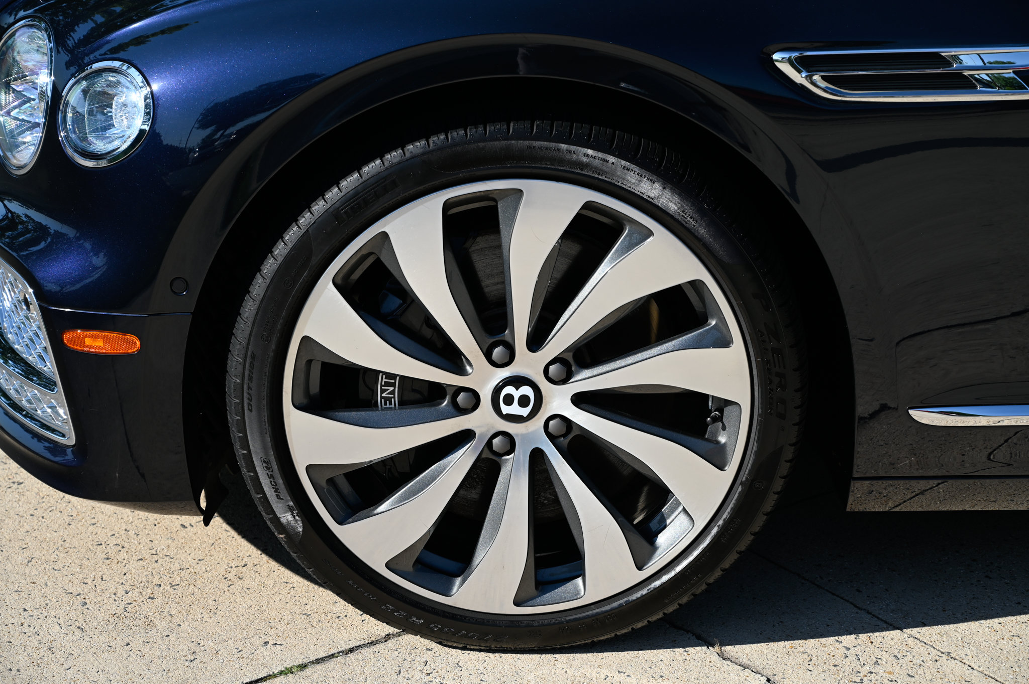 Used 2022 Bentley Flying Spur V8 AWD/4WD image 9