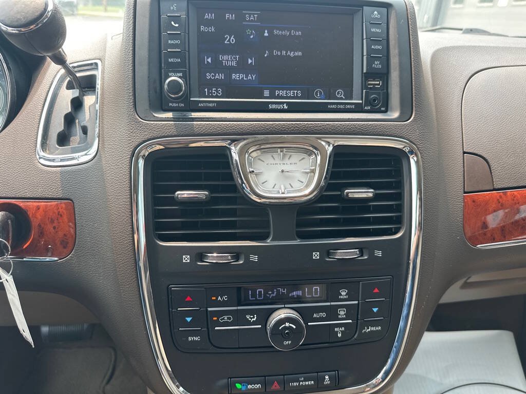Used 2014 Chrysler Town & Country Touring FWD image 9