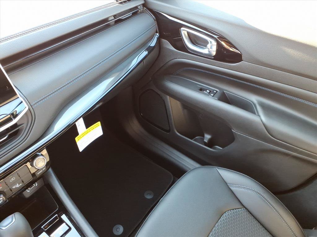 New 2026 Jeep Compass Latitude AWD/4WD image 33