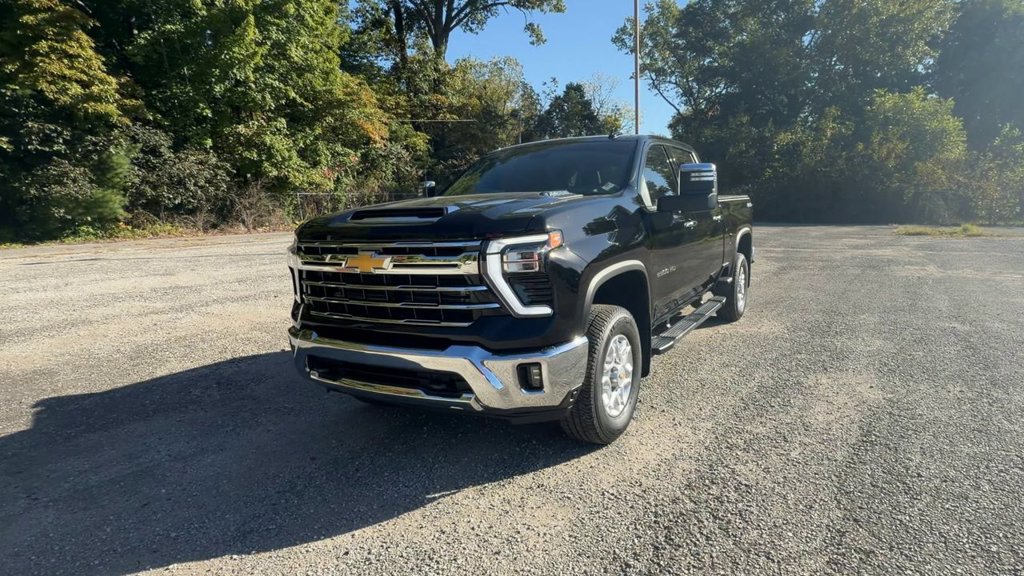 Used 2025 Chevrolet Silverado 2500 LTZ AWD/4WD image 4