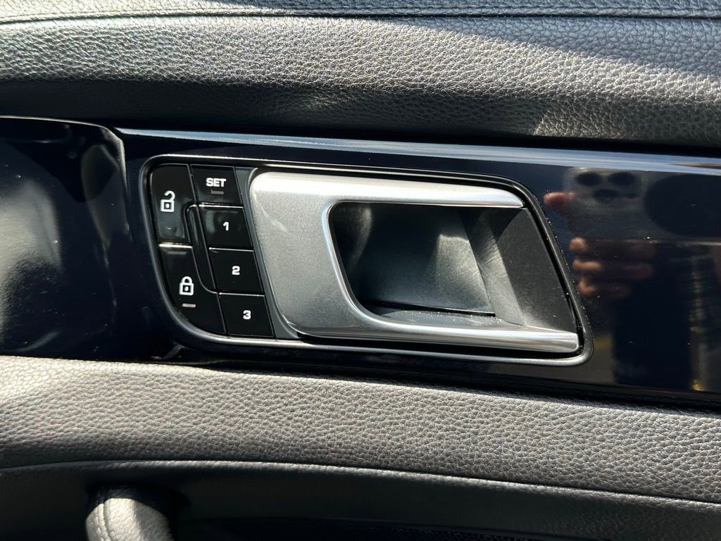 Used 2019 Porsche Panamera image 40