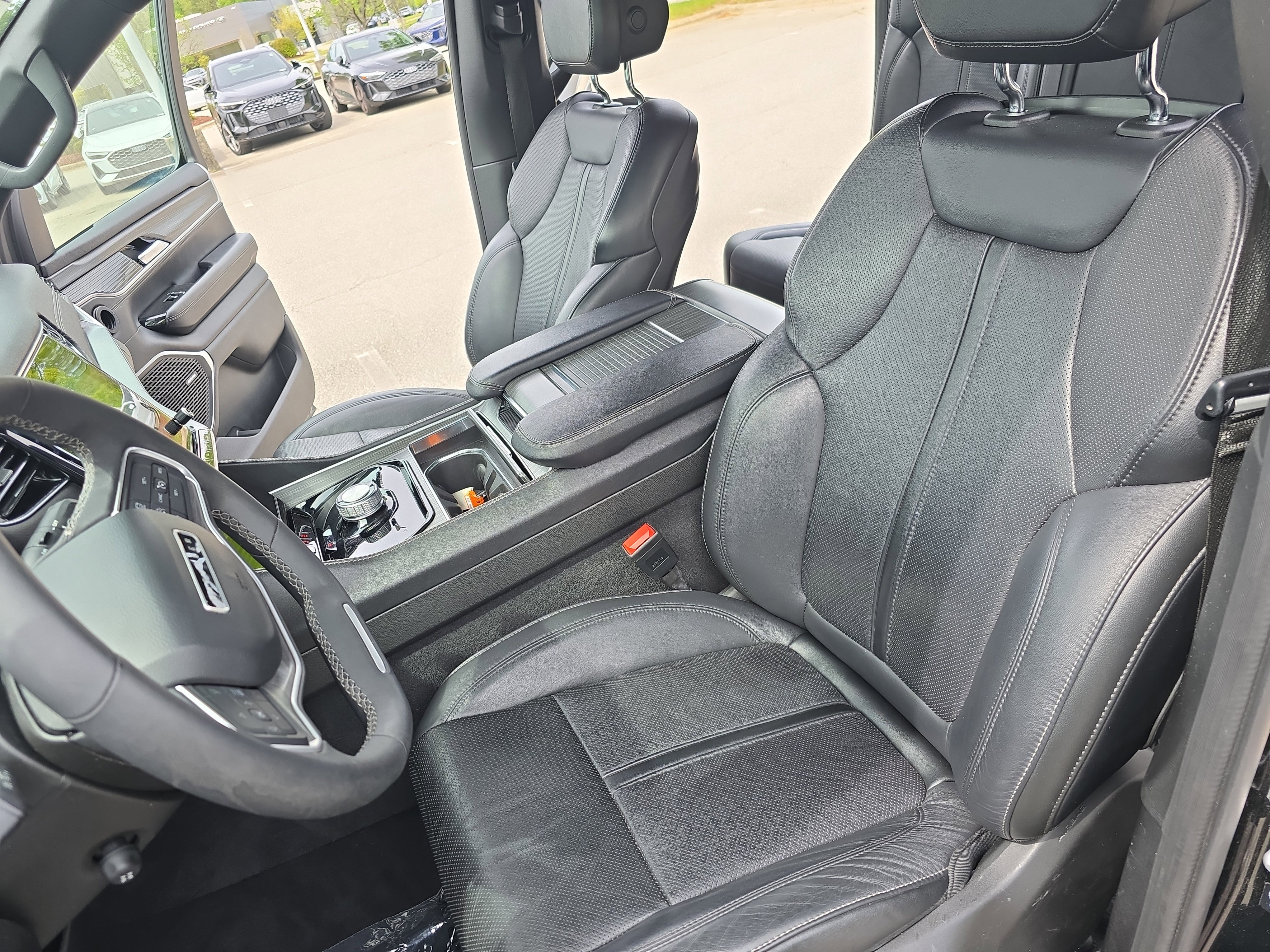 Used 2024 Jeep Wagoneer L Series II RWD image 15