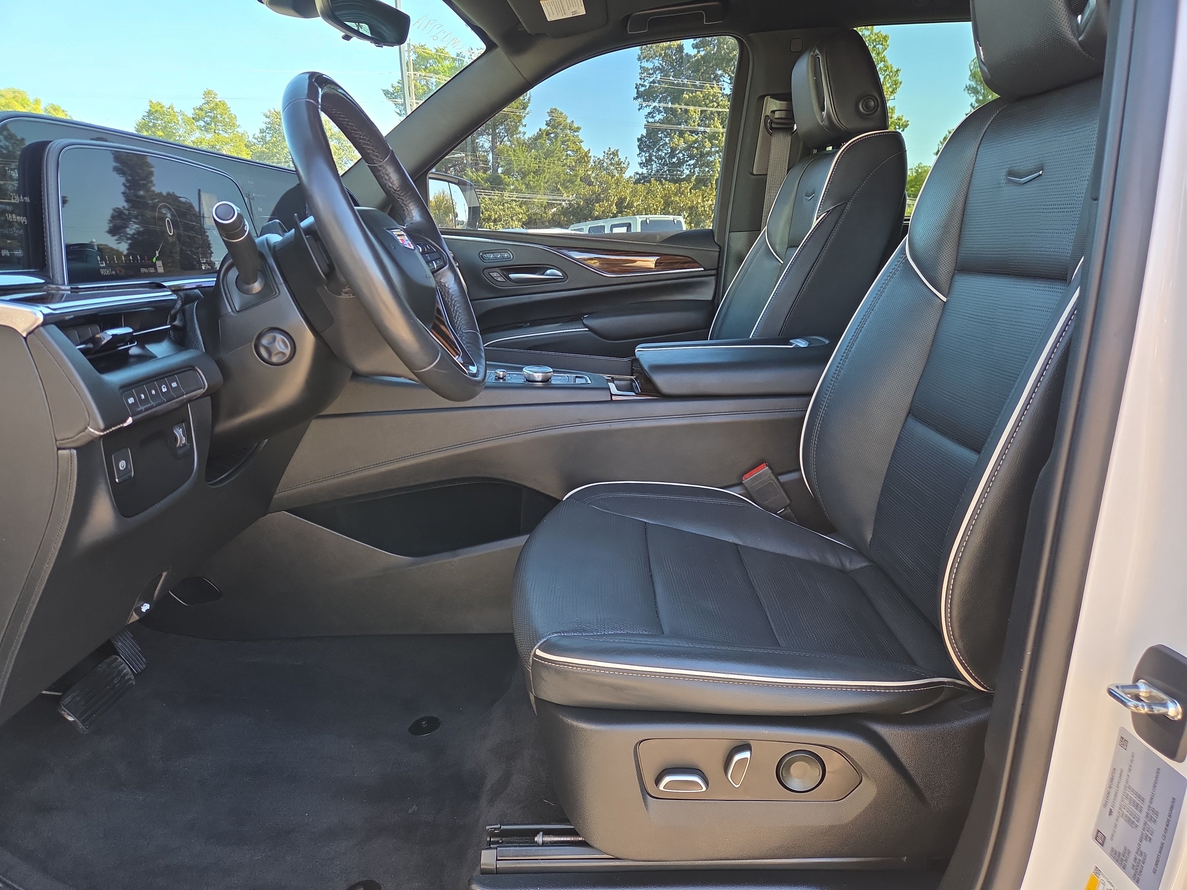 Used 2023 Cadillac Escalade Premium Luxury AWD/4WD image 10