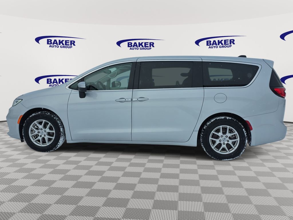 Used 2023 Chrysler Pacifica Touring-L FWD image 8