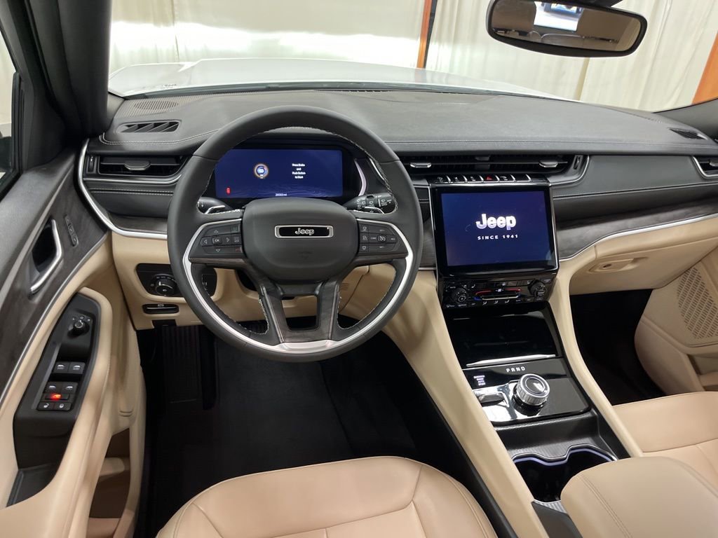 Used 2024 Jeep Grand Cherokee Limited image 13