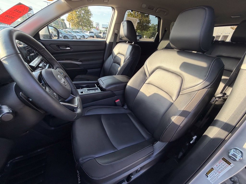 Certified 2025 Nissan Pathfinder SL FWD image 12