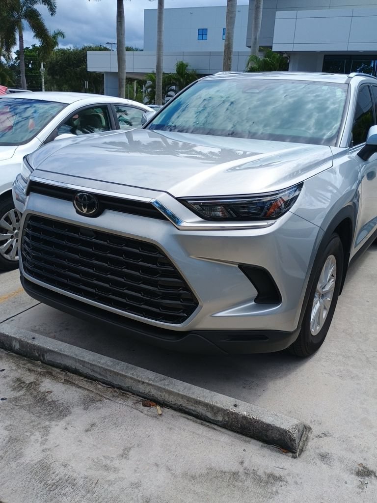 Used 2025 Toyota Grand Highlander XLE FWD image 3