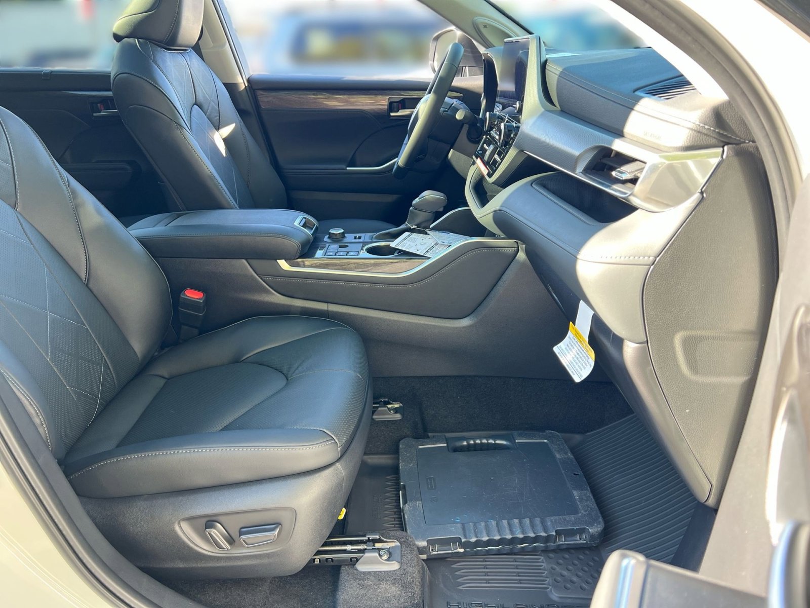 New 2025 Toyota Highlander Platinum image 21