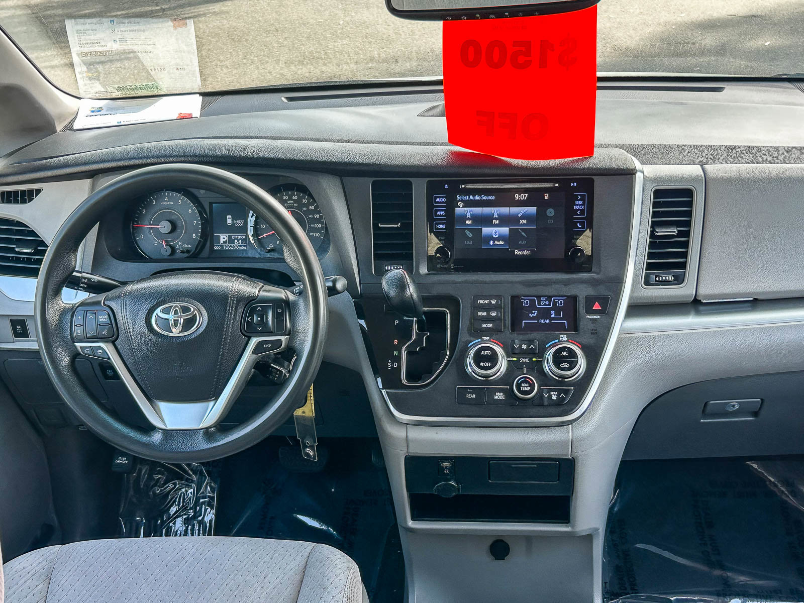 Used 2015 Toyota Sienna LE w/ Four Season Floor Mat Package image 12