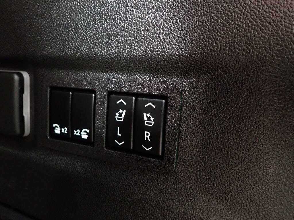 Used 2023 Chevrolet Tahoe Z71 w/ Z71 Off-Road Package AWD/4WD image 18
