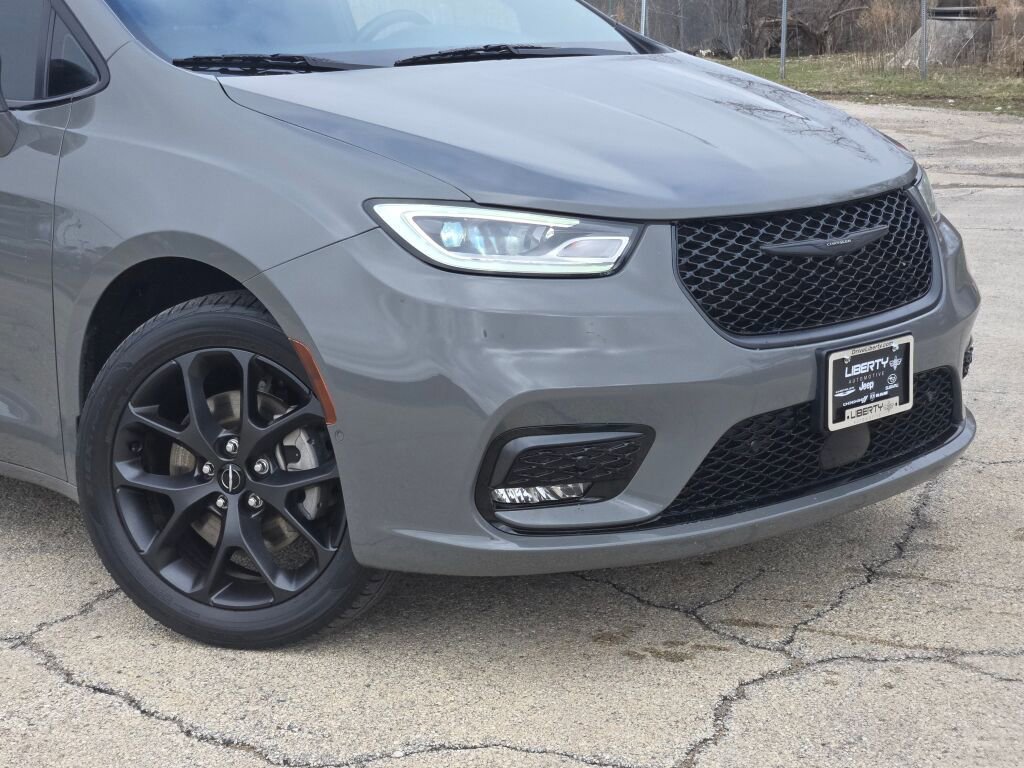 Used 2021 Chrysler Pacifica Limited w/ Uconnect Theater Family Group image 2