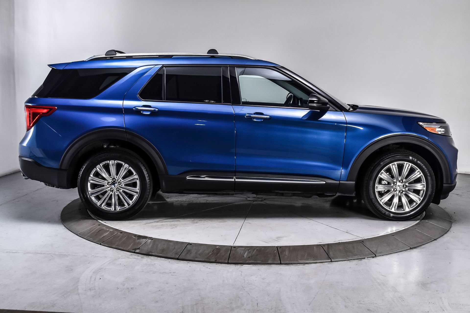 Used 2023 Ford Explorer Limited AWD/4WD image 7