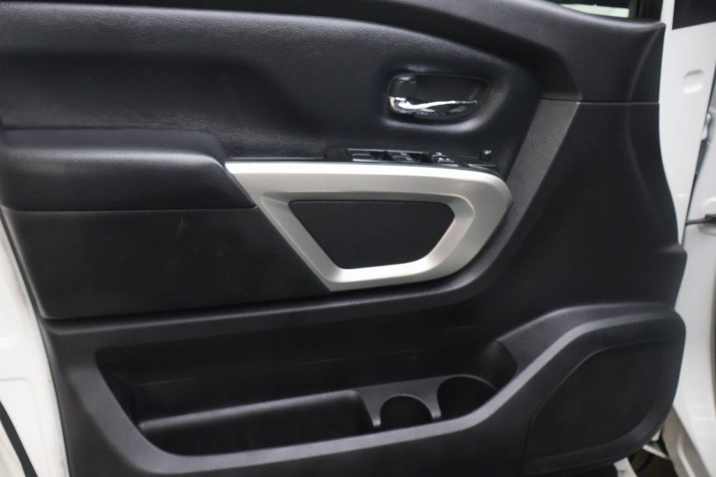 Used 2018 Nissan Titan SV image 15