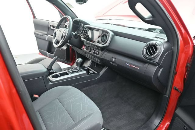 Used 2017 Toyota Tacoma TRD Off-Road AWD/4WD image 31