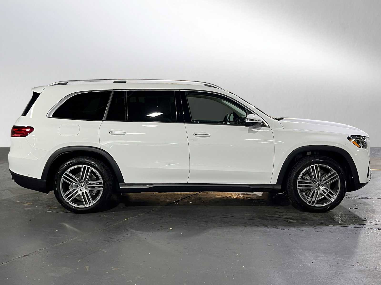 Used 2025 Mercedes-Benz GLS 450 4MATIC image 2