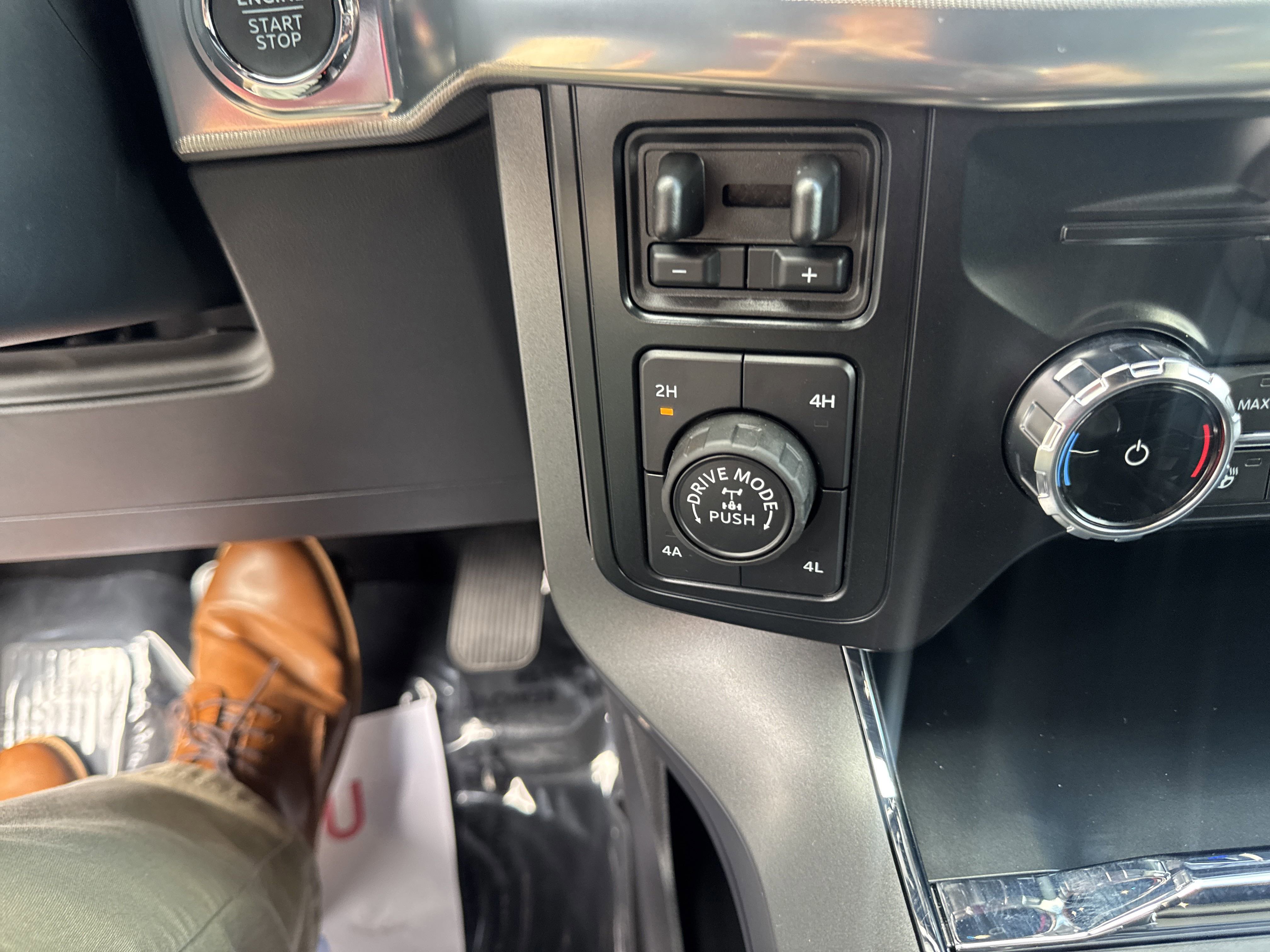 New 2025 Ford F150 Lariat w/ Equipment Group 502A High image 27