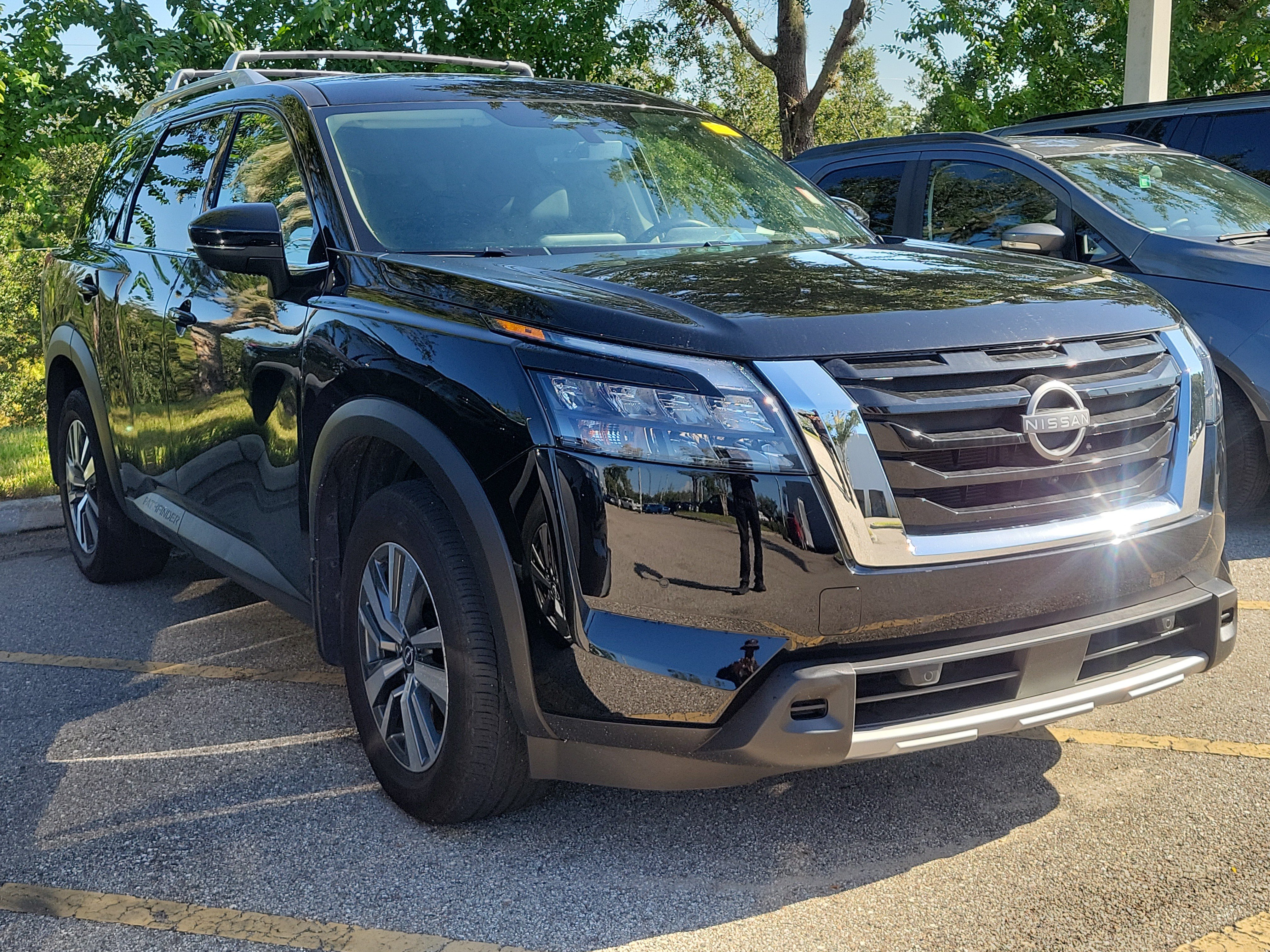 Certified 2025 Nissan Pathfinder SL FWD image 2