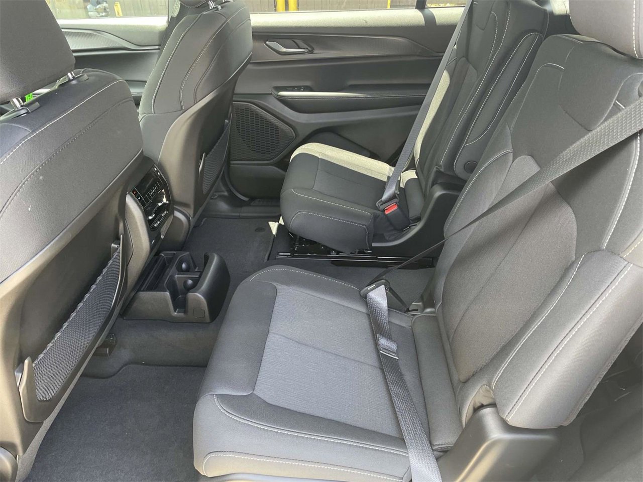 New 2025 Jeep Grand Cherokee L Laredo image 31