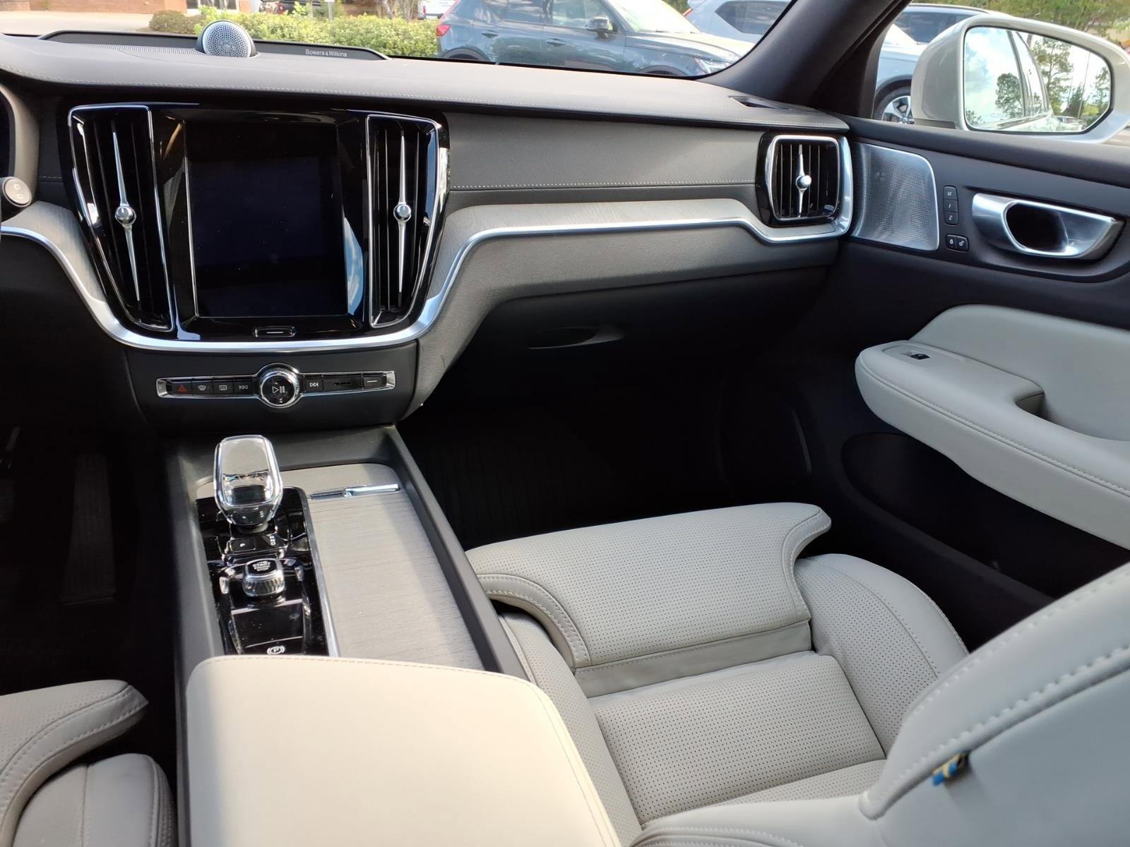 Used 2024 Volvo V60 B5 Cross Country Ultimate image 14