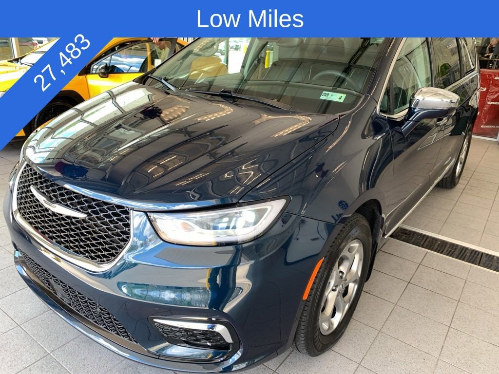 Used 2022 Chrysler Pacifica Limited w/ Uconnect Theater Family Group image 2