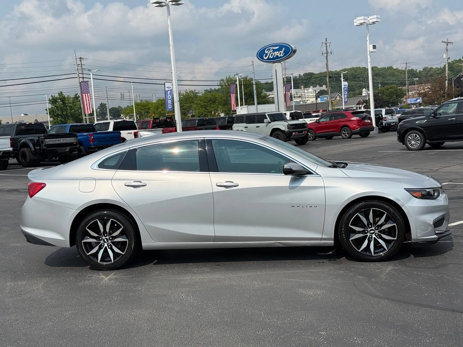 Used 2017 Chevrolet Malibu LT FWD image 3