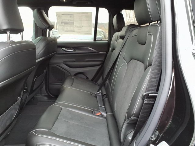 New 2025 Jeep Grand Cherokee Altitude image 10