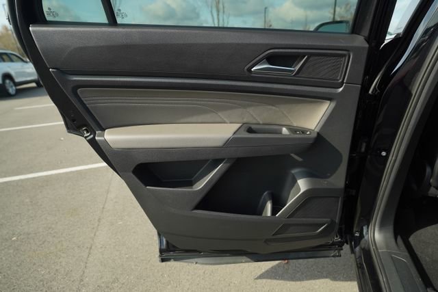 Used 2021 Volkswagen Atlas Cross Sport SE w/ Panoramic Sunroof Package image 16